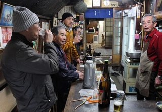 ３代目店主として店を切り盛りした木下正さん（右）＝２０２０年１月３０日、神戸市兵庫区上庄通２