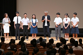 神戸市内の高校生たちとのトークで会場を沸かせたイチローさん（右から４人目）＝６日午後、神戸市中央区東川崎町１、神戸新聞松方ホール（撮影・風斗雅博）