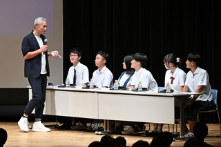 神戸市内の学生たちとのトークで会場を沸かせたイチローさん（左端）＝６日午後、神戸市中央区東川崎町１、神戸新聞松方ホール（撮影・風斗雅博）