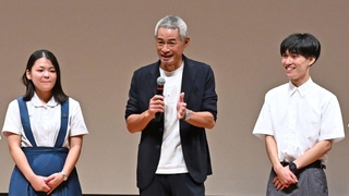 神戸市内の高校生たちとのトークで会場を沸かせたイチローさん（中央）＝６日午後、神戸市中央区東川崎町１、神戸新聞松方ホール（撮影・風斗雅博）