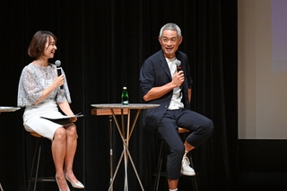 神戸市内の高校生たちとのトークを楽しむイチローさん（右）。左は住吉美紀さん＝６日午前、神戸市中央区東川崎町１、神戸新聞松方ホール（撮影・風斗雅博）