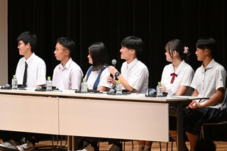 イチローさんに質問をぶつける神戸市内の高校生たち＝６日午後、神戸市中央区東川崎町１、神戸新聞松方ホール（撮影・風斗雅博）