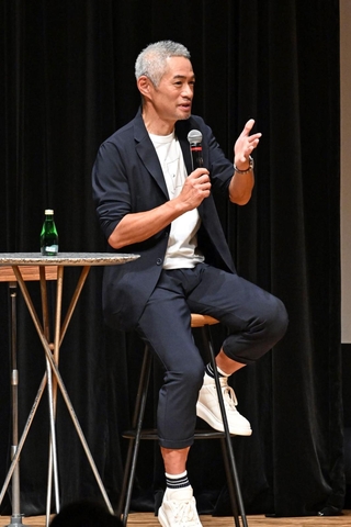 神戸市内の高校生たちとのトークで会場を沸かせたイチローさん＝６日午後、神戸市中央区東川崎町１、神戸新聞松方ホール（撮影・風斗雅博）