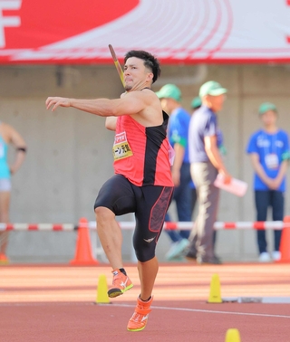 日本選手権でやり投げの助走に入るディーン元気＝２０２４年６月、新潟市のデンカビッグスワンスタジアム