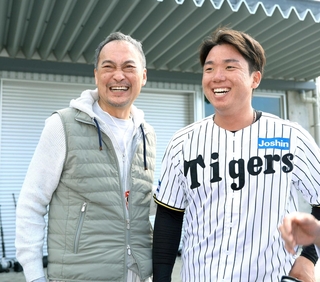 村上頌樹選手（右）と談笑する渡辺謙さん＝２月、沖縄・宜野座