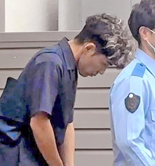 鑑定留置のため葺合署を出る谷本将志容疑者＝８日午前９時１５分、神戸市中央区吾妻通５