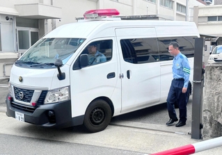 谷本将志容疑者を乗せて葺合署を出る車両＝８日午前９時１９分、神戸市中央区吾妻通５