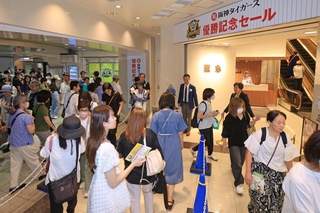 神戸阪急で始まった優勝記念セール。開店前から大勢の人が列を作った＝８日午前、神戸市中央区（撮影・小林良多）