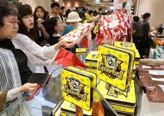 優勝記念セールが始まった神戸阪急。地下食品売り場にロゴ入り商品が並んだ＝８日午前、神戸市中央区小野柄通８（撮影・小林良多）