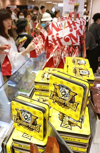 優勝記念セールが始まった神戸阪急。地下食品売り場にロゴ入り商品が並んだ＝８日午前、神戸市中央区小野柄通８（撮影・小林良多）