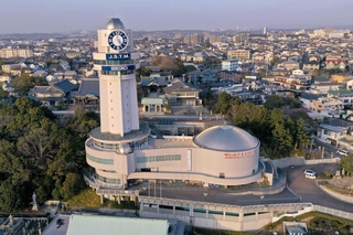 明石市立天文科学館＝明石市人丸町（小型無人機で撮影）