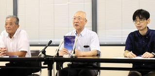 「災害とアスベスト」をテーマにした冊子を発行したＮＰＯ法人「ひょうご労働安全衛生センター」の西山和宏事務局長（中央）ら＝神戸市役所