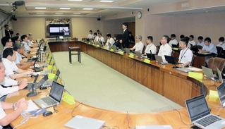 県幹部と有識者らが兵庫県庁舎の再整備について議論する検討会議＝県庁