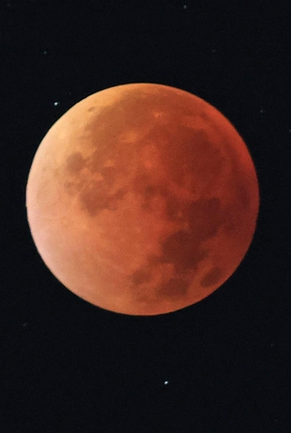 満月が赤銅色に変身した皆既月食＝８日午前３時２２分、神戸市垂水区から（撮影・小林良多）