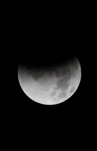 上から段々と欠け始める満月＝８日午前１時４９分、神戸市垂水区から（撮影・小林良多）