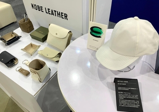 台湾デザイナーとのコラボで誕生した神戸レザーのキャップ＝台北南港展覧館（神戸レザー協同組合提供）