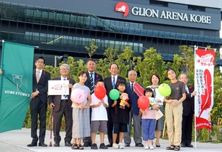 赤い羽根共同募金への協力を呼びかける神戸市内の小中学生ら＝神戸市中央区新港町
