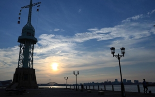 収まらない残暑。早朝、見上げた空にうっすらと秋の気配が漂った＝１０日午前、神戸市中央区