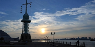 収まらない残暑。早朝、見上げた空にうっすらと秋の気配が漂った＝１０日午前、神戸市中央区