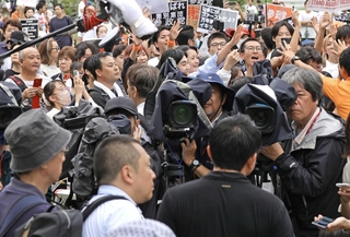 参政党党首が来神した街頭演説では、報道陣や支持者、反対派が入り乱れた＝７月、神戸市内