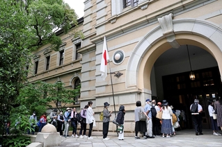 兵庫県議会開会前、傍聴席に座るために列をつくる県民ら＝６月１２日、神戸市中央区の兵庫県公館