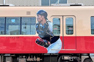 坂本誠志郎捕手ら選手のラッピングが施された車両＝尼崎市北城内