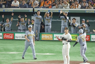 阪神と巨人による今季最後の「伝統の一戦」。敗れたものの、５回に一時勝ち越した際は阪神ベンチが盛り上がった＝１３日午後、東京ドーム（撮影・金田祐二）