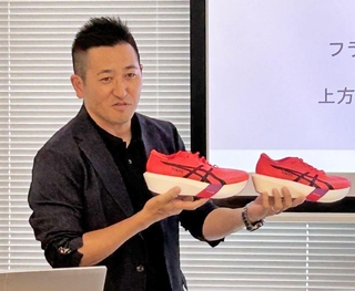 メタスピードシリーズの開発経緯などを語るアシックススポーツ工学研究所の竹村周平所長＝神戸市西区高塚台６、同研究所