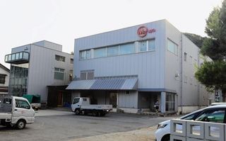 アレルギー表示の欠落などで、全商品を自主回収しているマルヨ食品＝１６日午後、兵庫県香美町香住区香住