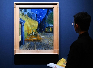 展示作業が進む会場で、名作「夜のカフェテラス」をチェックする学芸員＝１６日午後、神戸市中央区、神戸市立博物館（撮影・斎藤雅志）