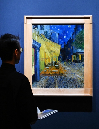 展示作業が進む会場で、名作「夜のカフェテラス」をチェックする学芸員＝１６日午後、神戸市中央区、神戸市立博物館（撮影・斎藤雅志）