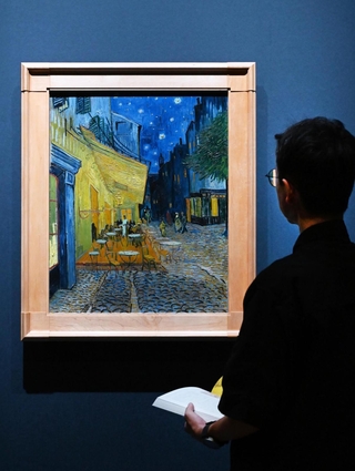 展示作業が進む会場で、名作「夜のカフェテラス」をチェックする学芸員＝１６日午後、神戸市中央区、神戸市立博物館（撮影・斎藤雅志）