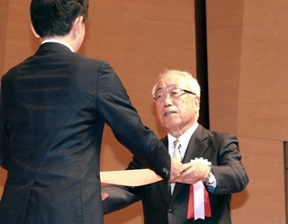 知事表彰を受ける兵庫さい帯血バンクの後藤武理事長（右）＝神戸市中央区東川崎町１、神戸新聞松方ホール
