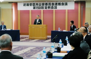 近畿２府４県の公安委員会が集う連絡会議で、あいさつする津田隆雄・兵庫県公安委員長＝神戸市内