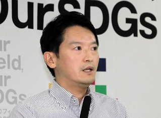 定例会見で話す斎藤元彦知事＝17日午後、兵庫県庁