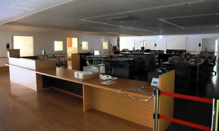 経営改善策として休床となり、電気が消されたスタッフステーション＝洲本市塩屋１、淡路医療センター