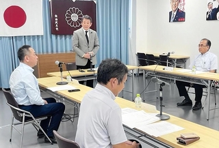 自民党総裁選に向け、投票用紙の発送手続きなどを確認した兵庫県連の総裁選挙管理委員会＝１８日午前、神戸市中央区中山手通５