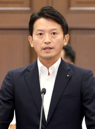 兵庫県議会本会議で、補正予算案などについて提案理由を説明する斎藤元彦知事＝１８日午前、神戸市中央区下山手通４、県公館（撮影・丸山桃奈）