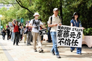 斎藤元彦知事の辞職などを求めて声を上げる「ひょうごデモ行進」の参加者＝18日午前、神戸市中央区下山手通４