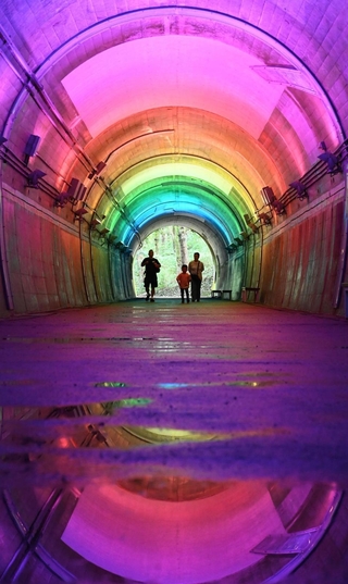 虹色にライトアップされたトンネル内＝神戸市北区山田町