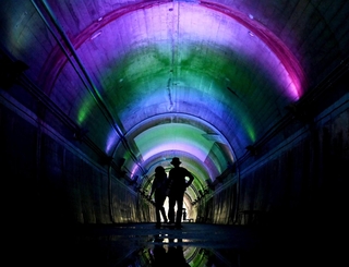 秋の七草をイメージして紫や青、緑にライトアップされたトンネル内＝神戸市北区山田町