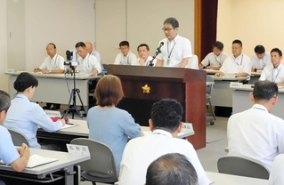 臨時の署長会議で訓示する小西康弘本部長＝兵庫県警本部