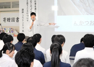 高校生に自身の経験を語る料理研究家のコウケンテツさん＝神戸市長田区房王寺町２、兵庫県立夢野台高校