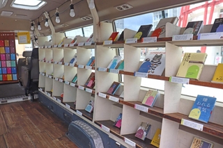 移動式図書館「兵庫　旅するキッカケ文庫」の内部。県ゆかりの著名人たちの推薦書５０冊以上が並ぶ＝神戸市中央区波止場町