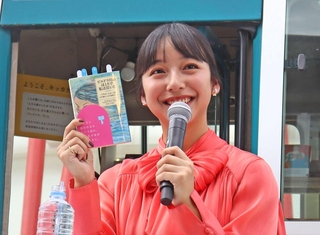 山之内すずさんは幼少期の母親による絵本の読み聞かせや小学校の図書室での本との出会いを振り返りながら、影響を受けた本や読みたい本を紹介した＝神戸市中央区波止場町