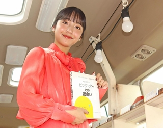 「兵庫　旅するキッカケ文庫」でアンバサダーを務める山之内すずさん＝神戸市中央区