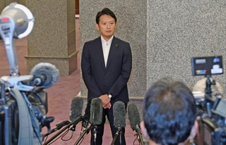 自身の給与減額条例案の継続審議などについて、記者の質疑に答える斎藤元彦知事＝１８日午前、神戸市中央区下山手通４、県公館（撮影・丸山桃奈）