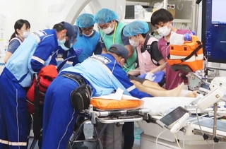 心停止で搬送された男性の命を救おうとベッドに集まった救急スタッフら＝尼崎市東難波町２、尼崎総合医療センター