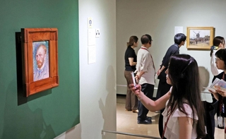 関係者向け内覧会で、名作「自画像」を鑑賞する来館者たち＝１９日午後、神戸市中央区、神戸市立博物館（撮影・丸山桃奈）