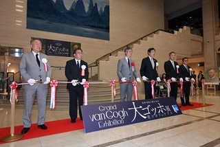 大ゴッホ展の開会式でテープカットに臨む関係者たち＝１９日午後、神戸市中央区京町、神戸市立博物館（撮影・大田将之）